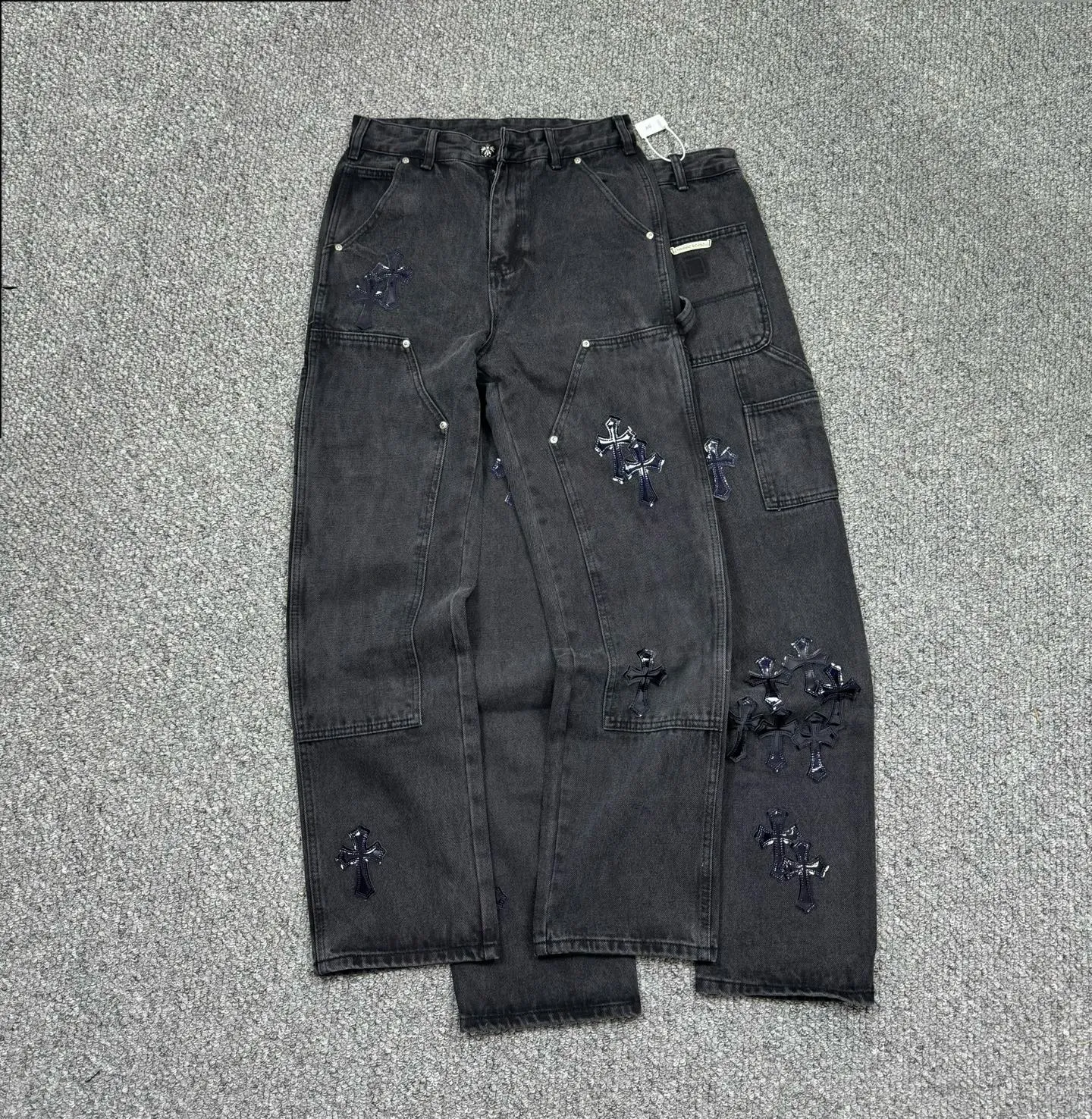 P260 Style number: H890 Croxin & 𝐂𝐡𝐫𝐨𝐦𝐞 𝐇𝐞𝐚𝐫𝐭 ss25 limited imitation wood pants starry sky black leather jeans. Styles with different wash textures are very friendly to people with thin legs and thick legs. The slightly flared version perfectly modifies the leg shape. The timeless and moderate length makes it easy to match and match. It is the basis for various styles and is a must-have in your wardrobe! The fabric is stiff but also makes the upper body soft without losing texture. The washing process is even more perfect. It is a must-have item for everyone! ! ! Washed wheat, hang tag, pants label, three labels complete Color: black Size: 30-32-34-36
